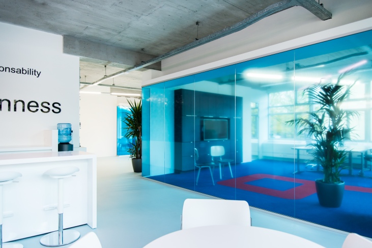 Intimate meeting spaces integrated in the office grid